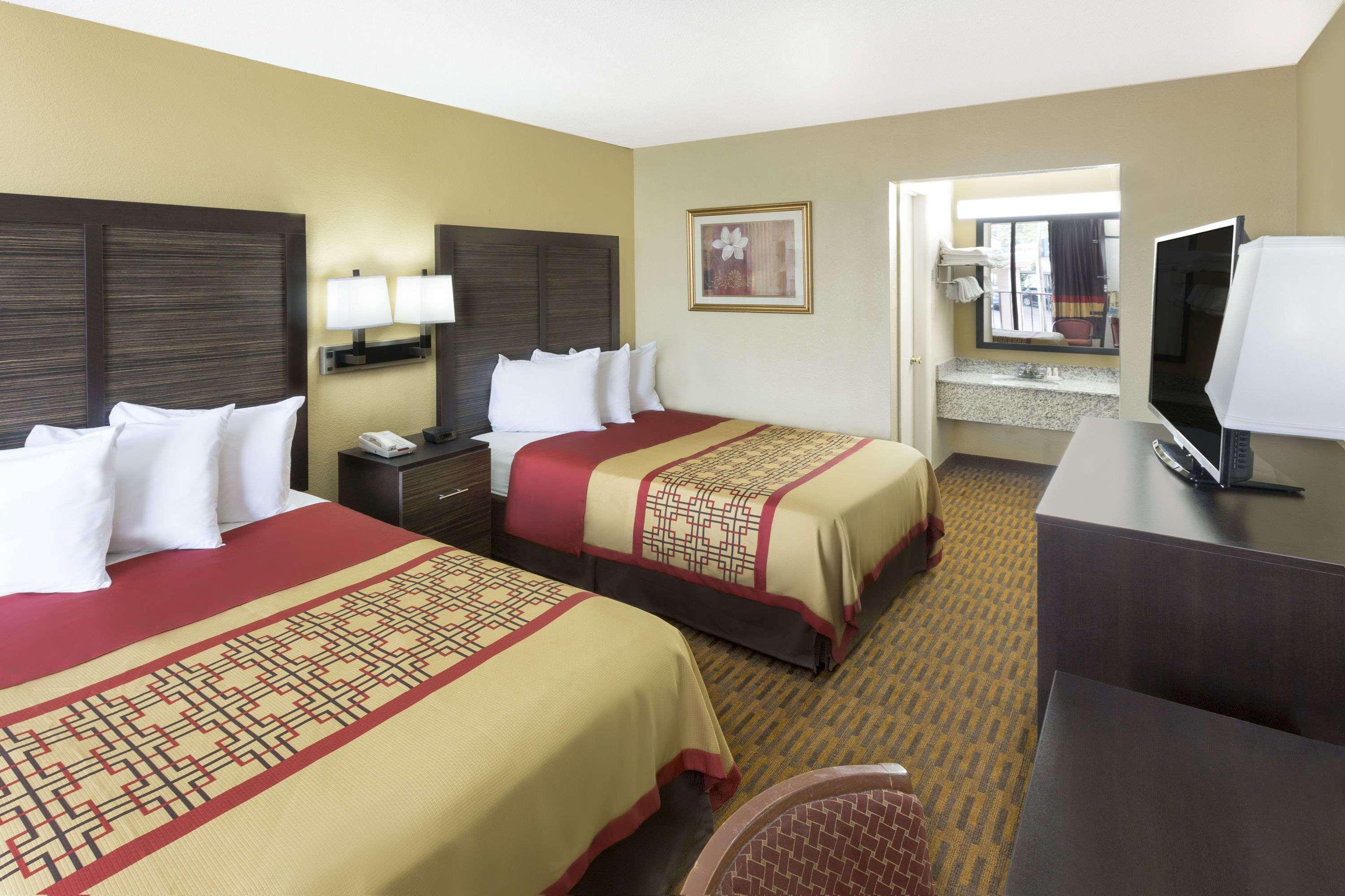 Days Inn By Wyndham Columbus-North Fort Moore Zewnętrze zdjęcie