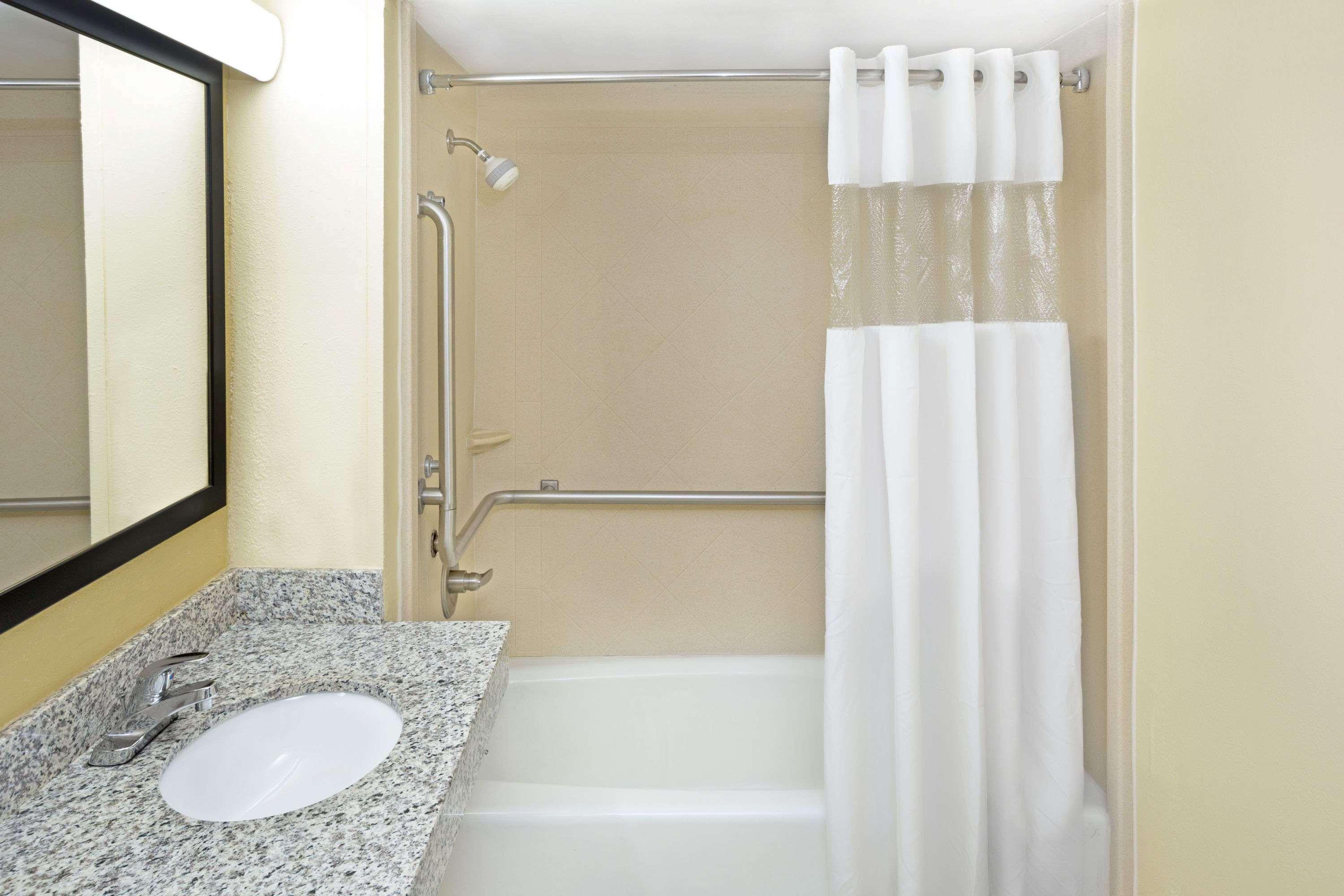 Days Inn By Wyndham Columbus-North Fort Moore Zewnętrze zdjęcie