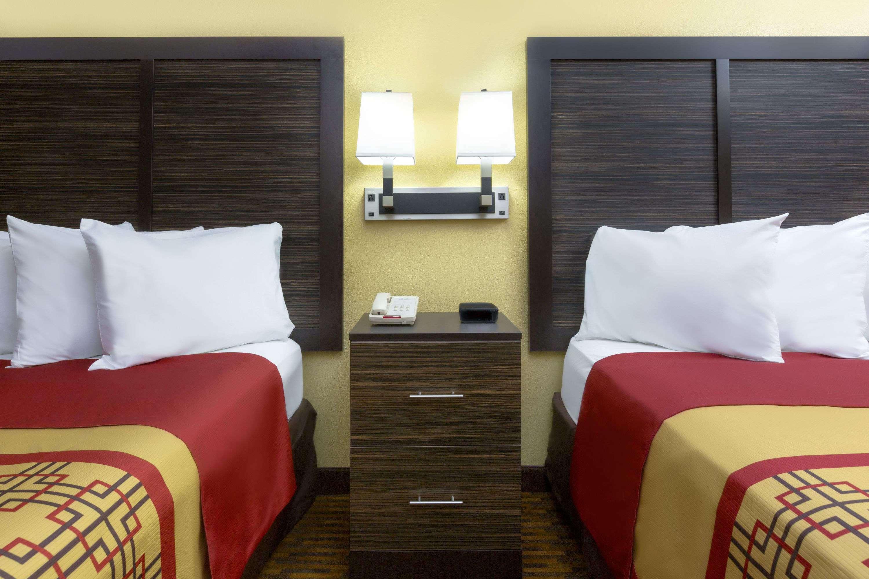 Days Inn By Wyndham Columbus-North Fort Moore Zewnętrze zdjęcie