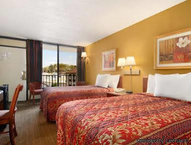 Days Inn By Wyndham Columbus-North Fort Moore Zewnętrze zdjęcie